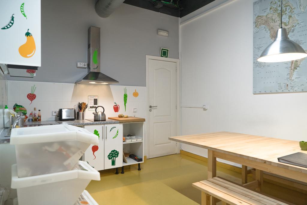 Sleep Green - Certified Eco Youth Hostel Барселона Экстерьер фото