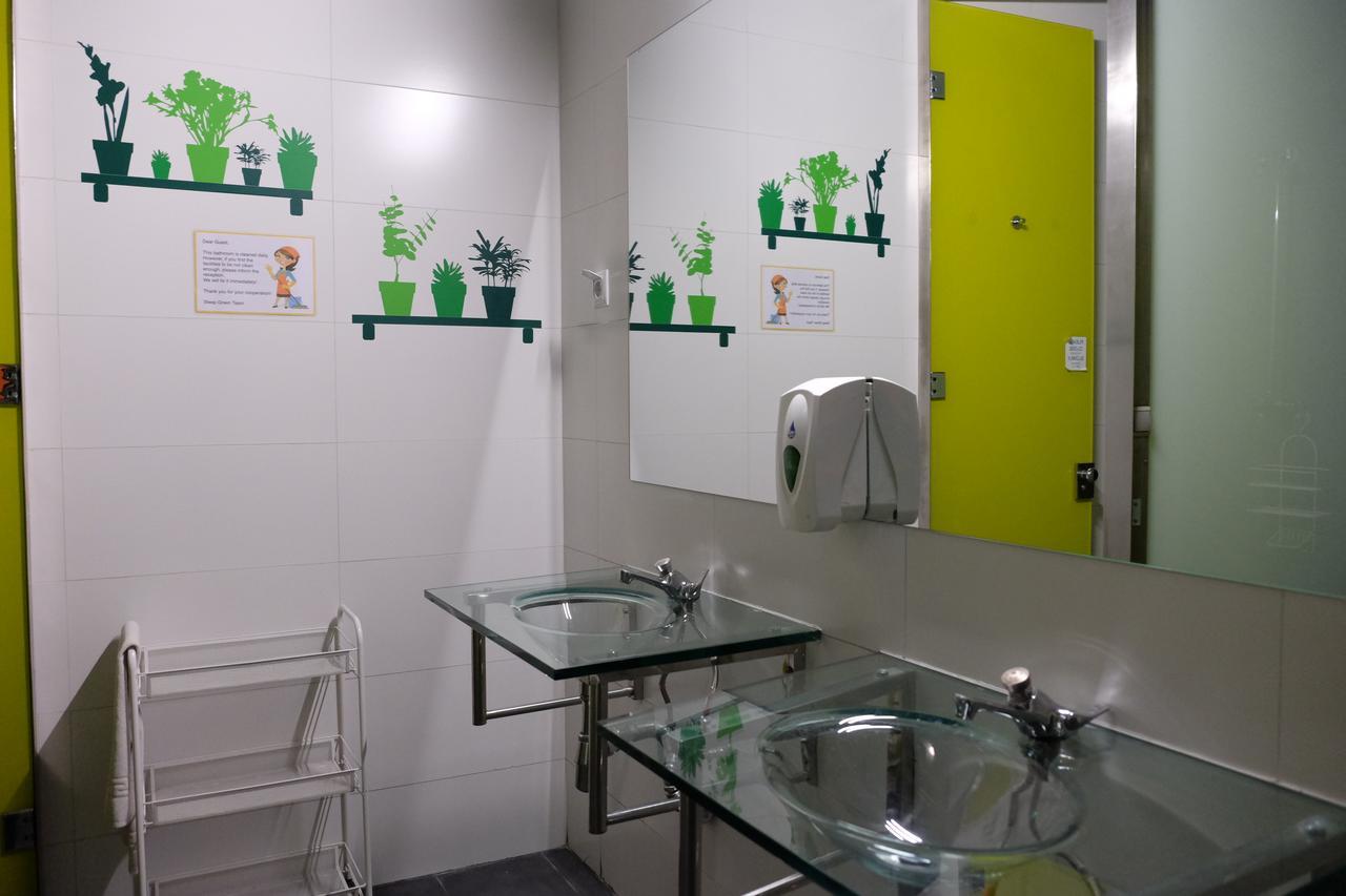 Sleep Green - Certified Eco Youth Hostel Барселона Экстерьер фото