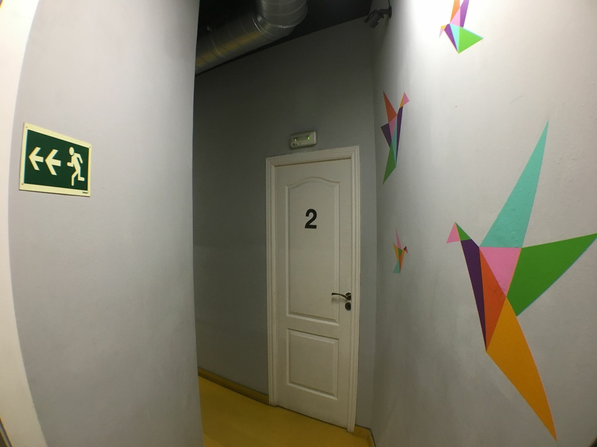 Sleep Green - Certified Eco Youth Hostel Барселона Экстерьер фото