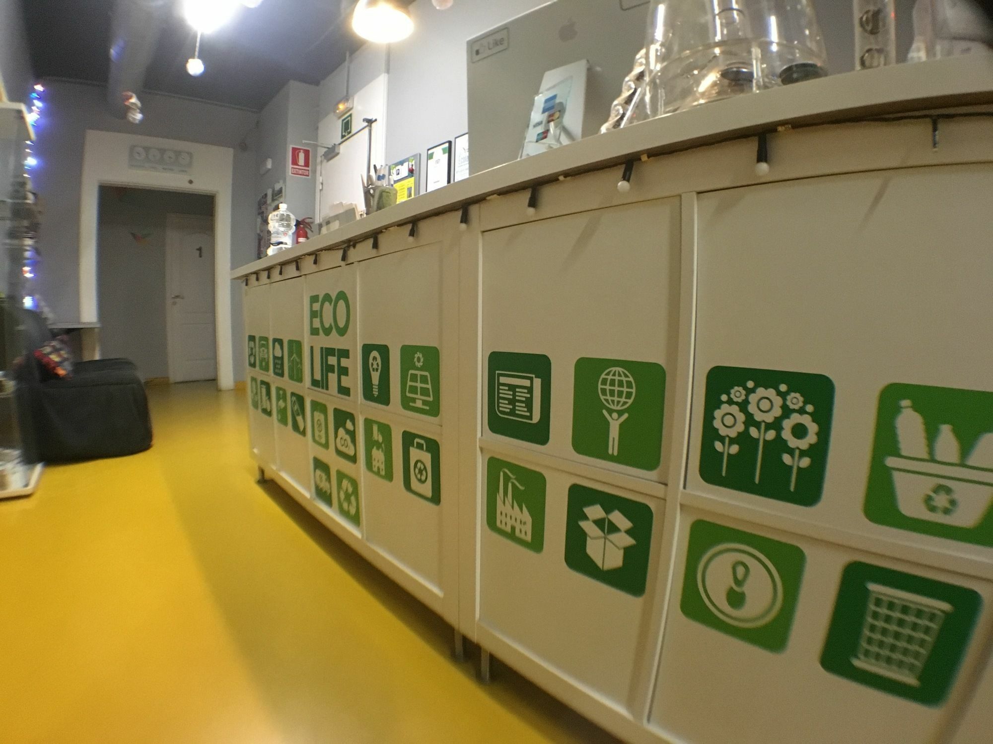 Sleep Green - Certified Eco Youth Hostel Барселона Экстерьер фото