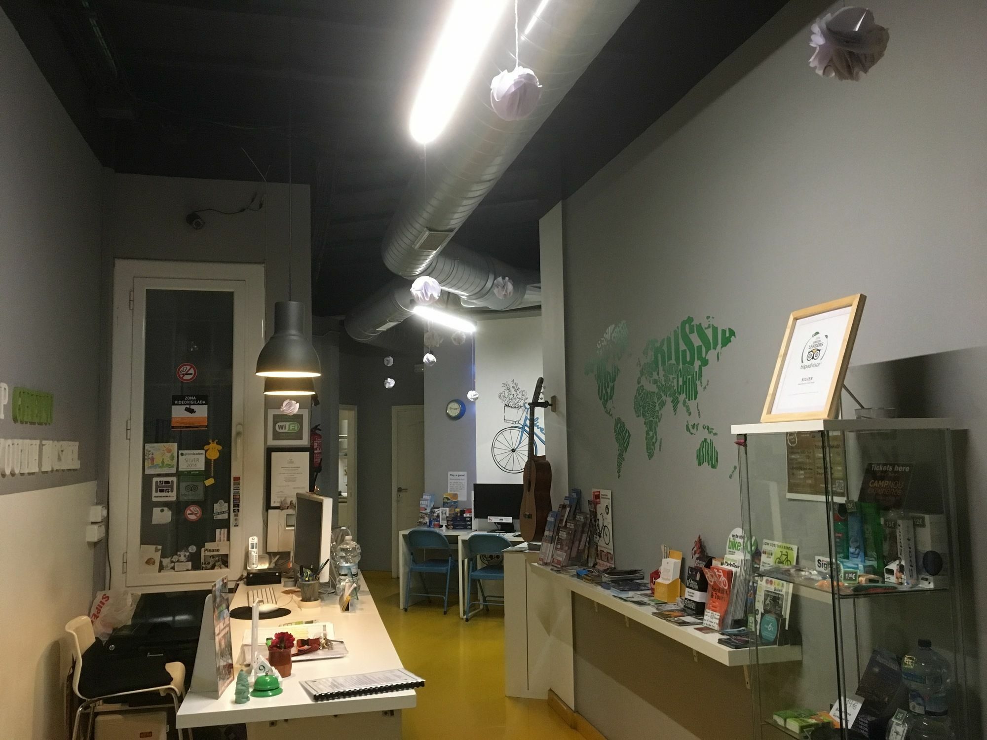 Sleep Green - Certified Eco Youth Hostel Барселона Экстерьер фото